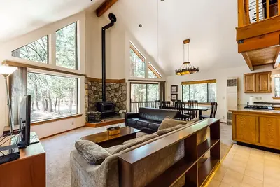 Image de Charming rustic retreat away from it all with great loft, foosball, & cozy deck
