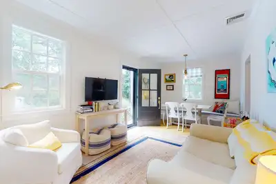 Image de Beautiful, cozy ranch home w/ a deck - walking distance to Downtown Chatham