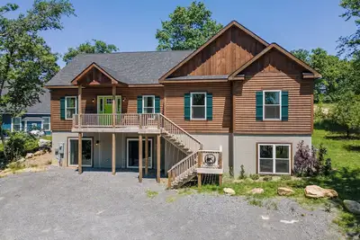 Image de Signature Rustic Escape w/ Fire Pit, Pool Table & Hot Tub