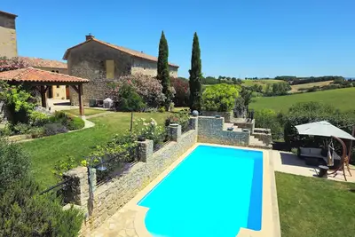 Image de Luxury apartment in a renovated Chateau with a view of the Pyrenees.