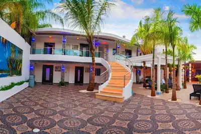 Image de Luxury 30bd Party Complex, guest-friendly, steps from Clubs/Beaches!