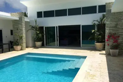 Image de 4bd guest-friendly villa in lush tropical settings, infinity pool with sea views