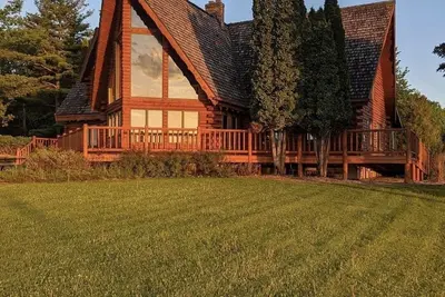 Image de Rapid River Rustic Lodge, with plenty of space!
