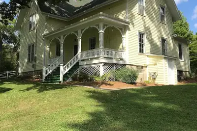Image de Farmhouse Within City Limits & Close to Luther College