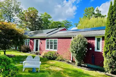 Image de Bantam Lake Cottage - 4 min walk to lake/shared beach, 6 Kayaks, 2 Sup, fire pit