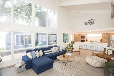 Image de Modernist Oasis is located in the beautiful North End of Virginia Beach