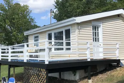 Image de Tiny Lakefront Cottage!