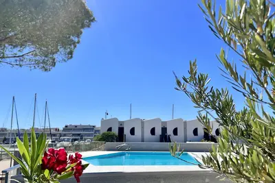 Image de Marina entre terre et mer avec piscine