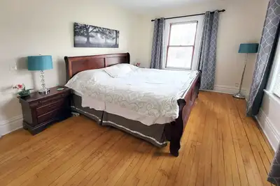 Image de Trendy Uptown Apartment, steps away from many culinary and entertainment options