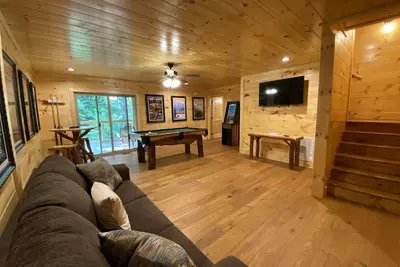 Image de Cozy New Cabin in Gatlinburg-Gameroom/Hottub/Private-1 mile to Rocky Top Sports