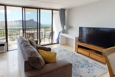 Image de Sleek & Modern 32nd Floor Condo at the Waikiki Banyan - Free parking!