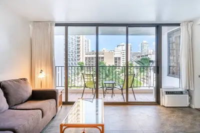 Image de Light & Airy 8th Floor Ocean View Condo with Lanai and Free Parking!