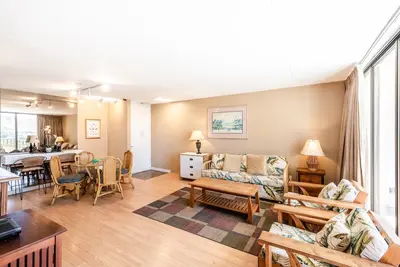 Image de Spacious 14th Floor Corner Suite, Partial Diamond Head and Ocean Views, Free Parking!