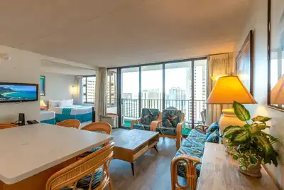 Image de Updated Waikiki Condo with Mountain Views - 22nd floor, Free parking & WiFi