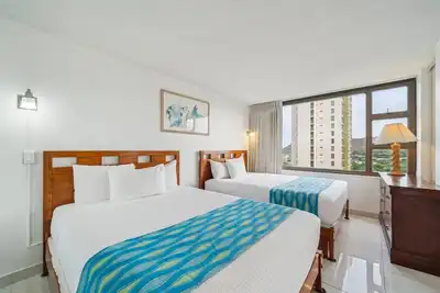 Image de Gorgeous High Rise Waikiki Condo with Ocean and Diamond Head Views