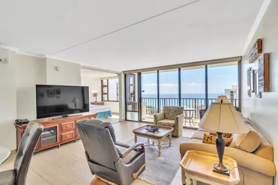 Image de 37th Floor Condo with Sweeping Ocean Views & Free parking!