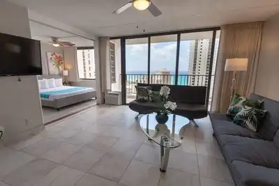 Image de Newly Remodeled Corner Unit at the Waikiki Banyan with Diamond Head Views by Koko Resort Vacation Rentals