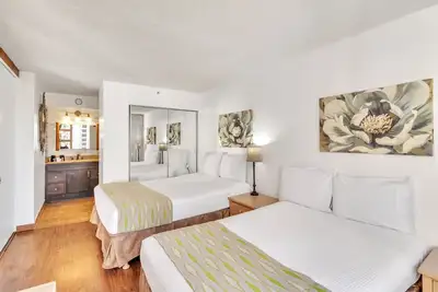 Image de 19th Floor Condo with Lanai & Sea Views - Free Parking!