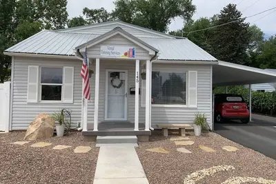 Image de Quaint 3 bedroom house now with updated beds and regular mattresses.