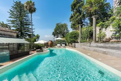 Image de Villa Aristocratique avec Piscine Privée et Jardin Luxuriant