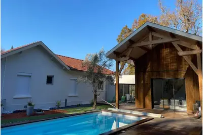 Image de Maison avec piscine et grand jardin