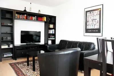 Image de Nice, centrally located apartments in Cologne, streetcar stop in front of the door.