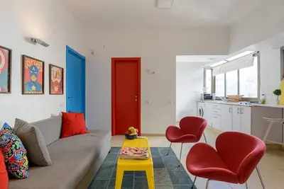 Pop art spacious apartment on ben yehuda