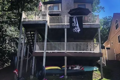 Image de Lakefront 3 bedroom house on Lake Harmony with prime location to everything