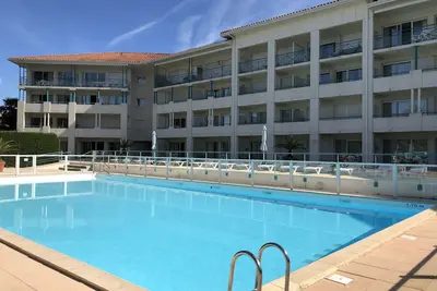 4 personnes 2 pièces, terrasse, rénové  piscine golf mer surf  - D