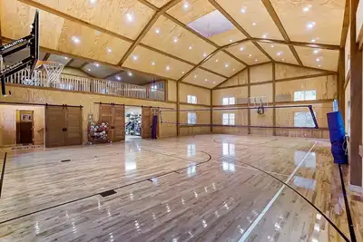 Image de Inviting family retreat with a seasonal saltwater pool, gymnasium and privacy
