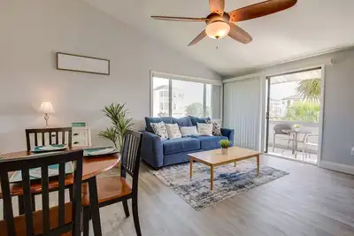 Image de Cozy Condo, 3 Minute Walking Distance to the Beach
