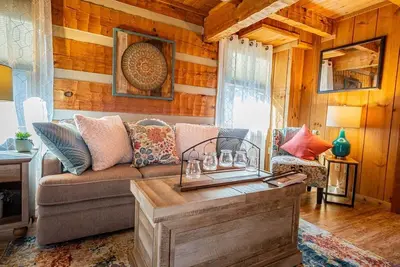 Image de Kick Back Relax Log Cabin Wears Valley HotTub