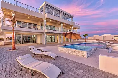 Image de Luxury Beachfront Six Palms Villas # 2