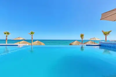 Image de Luxury Beachfront Six Palms Villas # 3