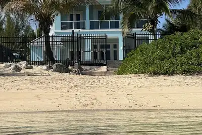 Image de Blue Birds Beach House, paradise break right on the beach with a heated pool