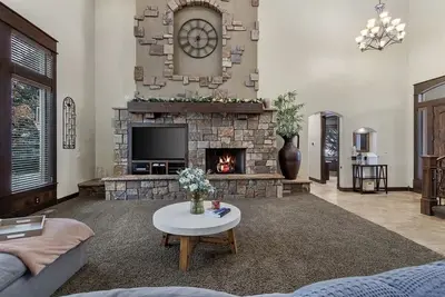 Image de Entertainment Castle With Theatre Room!