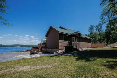 Image de Adirondack Lakeside Lodge w/ private beach/dock, Sup, wraparound deck, firepit
