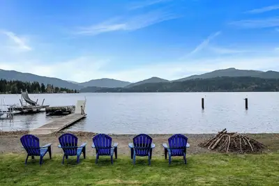 Image de Lake Whatcom Waterfront Escape! Enjoy a Sun-Drenched Sandy Beach, Lawn & Patios!
