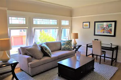 Image de Charming full floor flat near ocean and city.