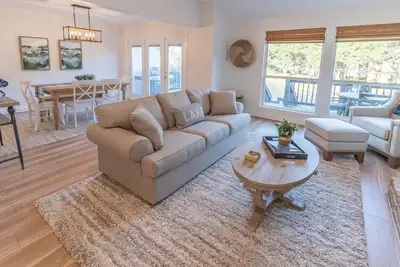 Image de \"The Oar House\" is a Beautiful Lakefront Townhome on Lake Conroe