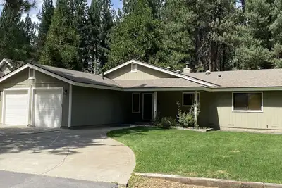 Image de Central Ac: Large 4 bedroom private home, private lot. fenced yard with deck