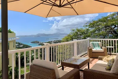 Image de Vue imprenable mer des Caraïbes et coucher de soleil depuis ce confortable Hilltop Villa