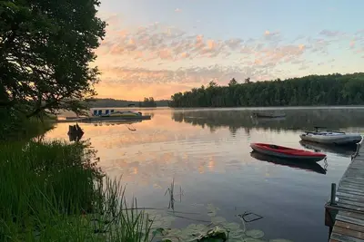 Image de Friendly Fires: The Perfect Lakeside Getaway