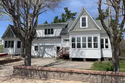 Image de Large Vacation Home Across from Lake Superior & Short Walk to Lighthouse! !