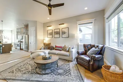 Image de Hot Tub + Fire Pit: Modern Flagstaff Home