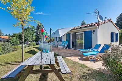 Image de Bungalow urbain à Écuras avec piscine