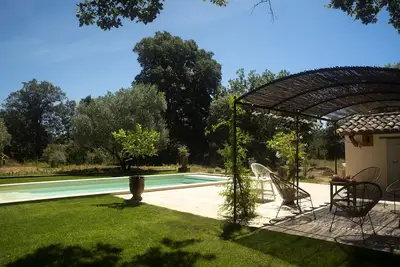 Image de L' Atelier, ses chênes centenaires, sa vue panoramique sur le Luberon