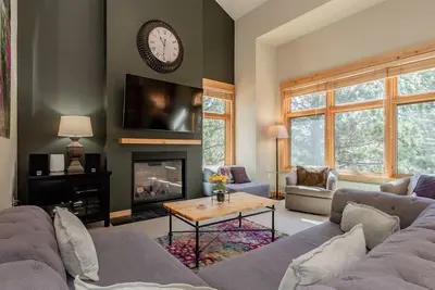 Image de Summer Availability! Inviting, Ski Townhome with Mountain Views and Hot Tub Access
