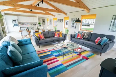 Image de Stunning Celebration Eco Cottage Sleeps 10 with River Views, Ely