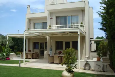 Image de Villa de luxe Chalkida | Villa Corail | 210 m² | 3 niveaux 4 chambres | Front de mer | Golfe d'Evian